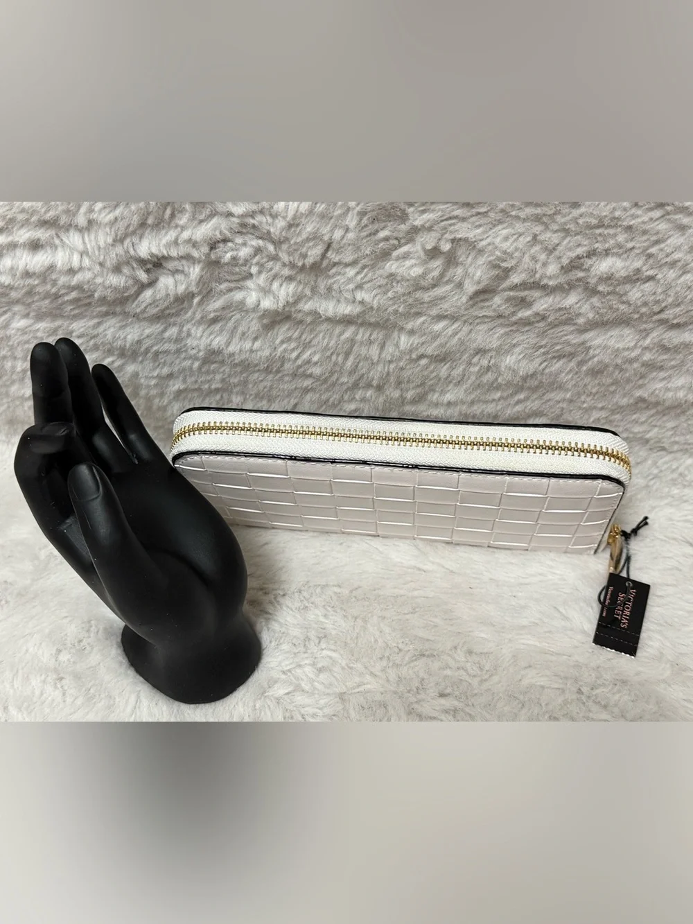 Victoria's Secret White Woven Logo Wallet - Picture 4 of 9